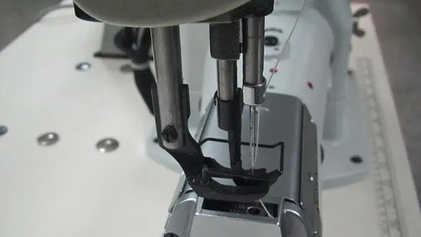 Characteristics of overlock sewing machine